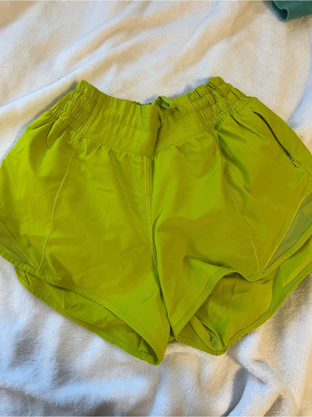 Lululemon hotty hot shorts size 2💚